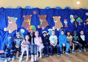 Na zdjęciu dzieci z grupy szóstej razem z nauczycielem pozują do zdjęcia