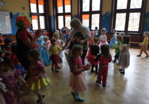 Dzieci bawią się na sali gimnastycznej do muzyki