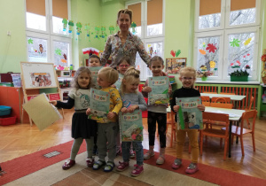 dzieci prezentują otrzymane w konkursie dyplomy