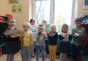 dzieci prezentują swoje prace wykonane na konkurs " Jeż to super zwierz"