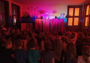 dzieci oglądające przedstawienie