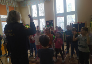 Dzieci z grupy piątej i szóstej podczas spotkania ze strażą miejską