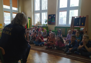Dzieci z grupy piątej i szóstej podczas spotkania ze strażą miejską