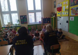 Dzieci z grupy piątej i szóstej podczas spotkania ze strażą miejską