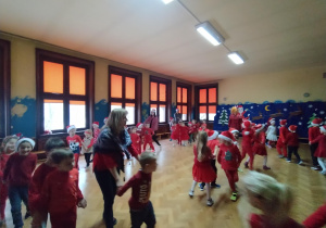 Przedszkolaki podczas tańca "saneczki"