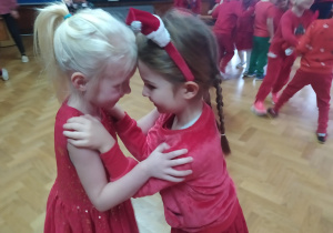 dziewczynki podczas tańca " ściskamy się czołami"