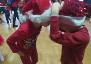 chłopcy podczas tańca " ściskamy się czołami"