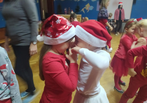 dziewczynki podczas tańca " ściskamy się czołami"