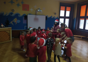 przedszkolaki tańczące w kole