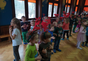 przedszkolaki tańczą podczas koncertu muzycznego