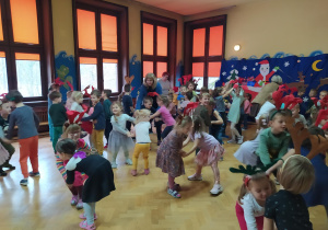 przedszkolaki tańczą podczas koncertu muzycznego