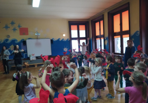 przedszkolaki tańczą podczas koncertu muzycznego