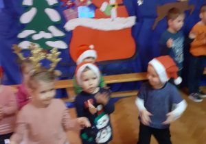 Zdjęcie przedstawia dzieci tańczące podczas świątecznego koncertu.