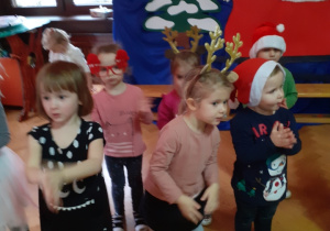 Zdjęcie przedstawia dzieci tańczące podczas świątecznego koncertu.
