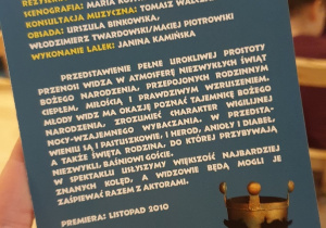 Na zdjęciu broszura opisująca spektakl.