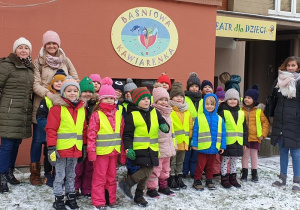 Na zdjęciu cała grupa z nauczycielkami przed Baśniową Kawiarneką