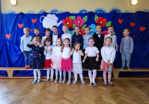 wspólne zdjęcie gr. IV po występie dla babć i dziadków