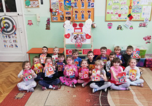 Grupa dzieci prezentuje wykonane prezenty dla babci i dziadka