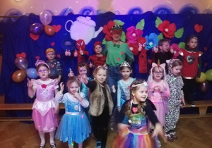 grupowe zdjęcie gr.IV w strojach karnawałowych