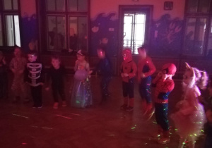 dzieci na balu karnawałowym