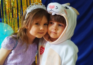 dziewczynki w karnawałowych przebraniach