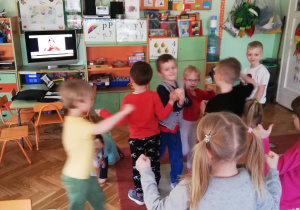 Dzieci bawią się podczas opowieści ruchowej