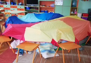 Zdjecie namiotu pozytywnych myśli - chusta animacyjna zaczepiona na małych krzesełkach 