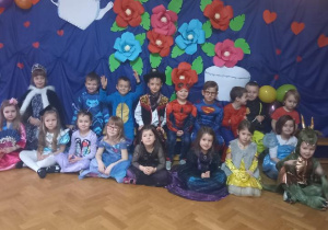 Na zdjęciu dzieci z grupy ,,Misie” prezentujące swoje stroje karnawałowe.
