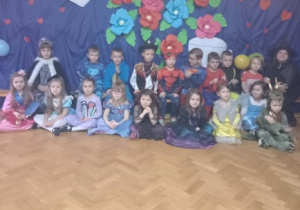 Na zdjęciu dzieci z grupy ,,Misie” wraz z nauczycielką w strojach karnawałowych.