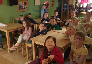 Zdjęcie przedstawia grupę III siedzącą przy stolikach w Baśniowej Kawiarence.