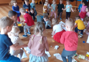Na zdjęciu dzieci w zabawie polegającej na segregacji śmieci.