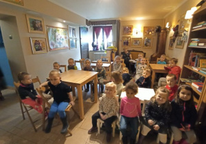 Zdjęcie przedstawia grupę Skrzatów siedzących w Baśniowej Kawiarence
