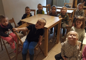 Zdjęcie przedstawia grupę Skrzatów siedzących w Baśniowej Kawiarence