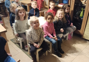 Zdjęcie przedstawia grupę Skrzatów siedzących w Baśniowej Kawiarence