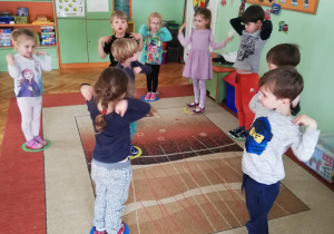 dzieci podczas zabawy z małymi obręczami plastikowymi "Ptaszki do gniazd"