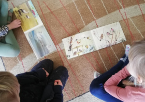 dzieci podczas zabawy z małymi obręczami plastikowymi "Ptaszki do gniazd"