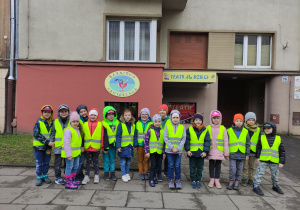 przedszkolaki przed wejściem do Baśniowej Kawiarenki