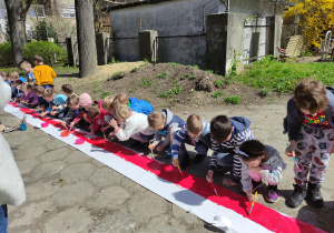 przedszkolaki podczas malowania flagi
