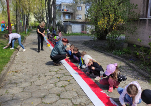 przedszkolaki podczas malowania flagi