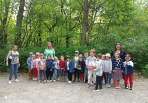 Na zdjęciu grupa trzecia razem z opiekunami.