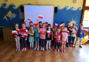 dzieci z gr. IV recytują wiersz " Katechizm polskiego dziecka"