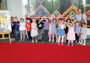 Dzieci wraz z nauczycielką w foyer Teatru Arlekin