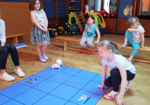 dzieci kładą obrazek na macie do kodowania