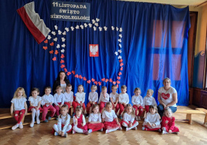 przedszkolaki z grupy trzeciej w biało czerwonych strojach z Paniami