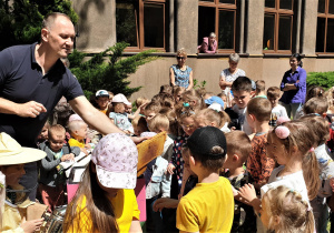 Na zdjęciu dzieci przyglądają się płytce wyjętej z ula.