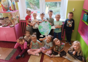 Dzieci z grupy drugiej prezentują plakat