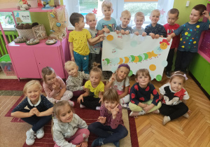 dzieci prezentują wykonany plakat