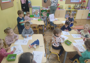 dzieci kolorujące kolorowanki