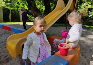 Dziewczynki na placu zabaw