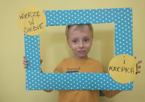 Chłopiec pozuje w ramce